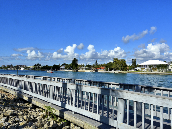 Luxurious Bayfront Condo Steps to beach